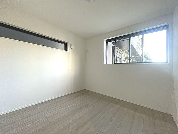 洋室はモダンなデザインと機能性を備え、快適な生活空間に。明るい窓から差し込む自然光が広々とした空間をさらに明るく開放的に感じさせます。  