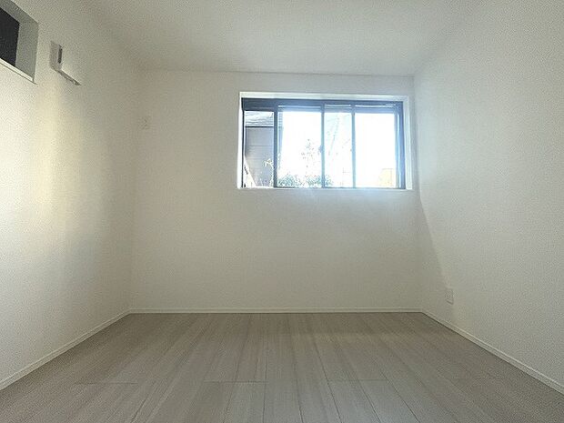 実際に室内をご見学頂くと生活のイメージが広がると思います。家具を置いたイメージや窓からの景色など。周辺で販売に出している物件も一緒にまとめてご見学頂き、比較する事もできます。