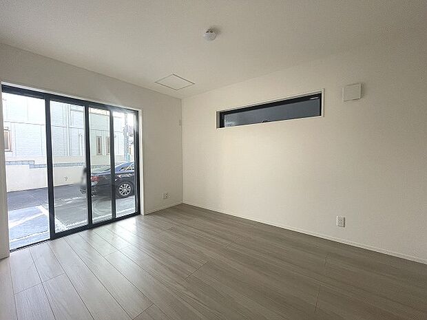 スタイリッシュなデザインと快適な居住性を兼ね備えた洋室。広々とした空間は、自分らしいインテリアを楽しむことができるほか、リラックスした時間を過ごすことができそうです。