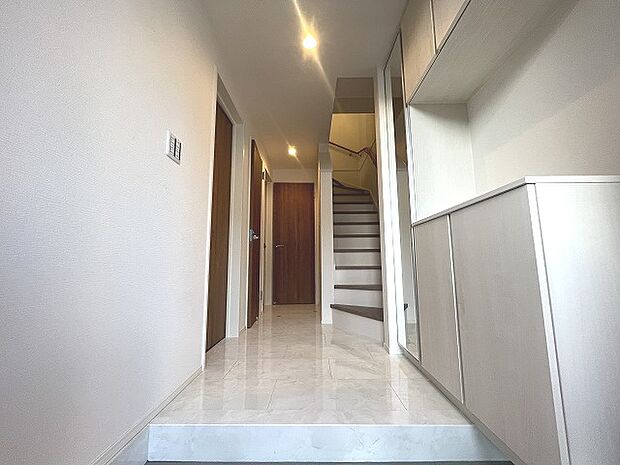 玄関は家の第一印象を左右する重要な場所。ほどよい広さとスタイリッシュな色遣いが印象的です。