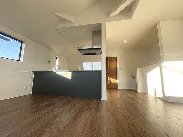 家族が一番集まる場所だから広々としつつも素敵な空間であって欲しい。みんながくつろぐリビングからキッチンまでが一つの空間のように繋がる間取り。 