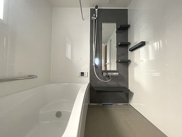 一日の疲れを癒してくれるゆったりとしたバスルームです。 