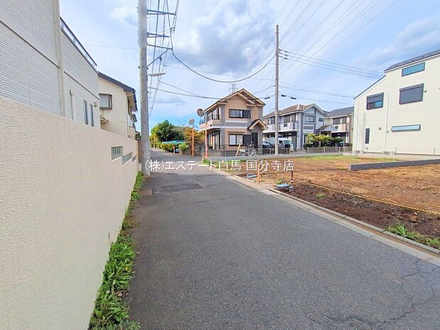 安心して暮らすことのできる住宅街。　住宅地の道路は一般に交通量が少なく車などの騒音が少ないため、住民にとって静かな生活環境が提供されます。 