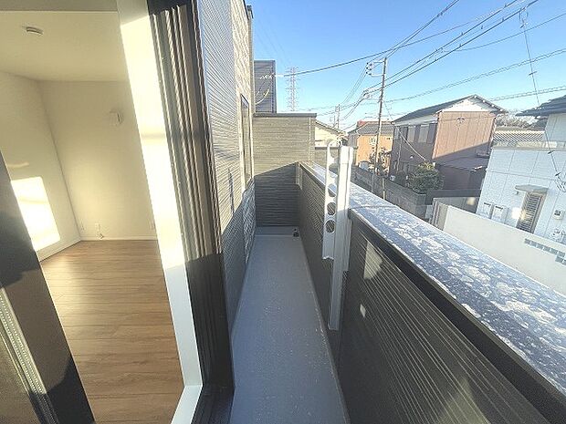 季節の変化や天気の良い日には、バルコニーでの時間が心地よく、気分をリフレッシュさせることができます。