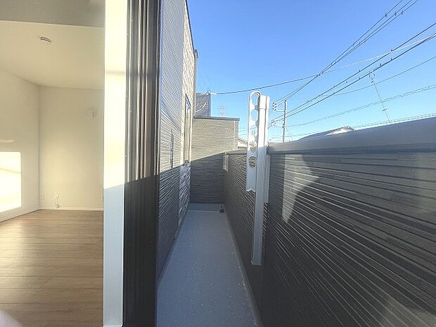 日々の忙しさやストレスから離れ、バルコニーで静かに深呼吸、心が穏やかになります。