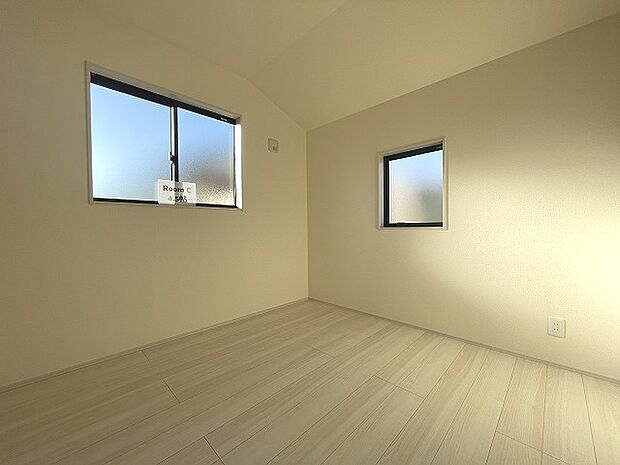 実際に室内をご見学頂くと生活のイメージが広がると思います。家具を置いたイメージや窓からの景色など。周辺で販売に出している物件も一緒にまとめてご見学頂き、比較する事もできます。