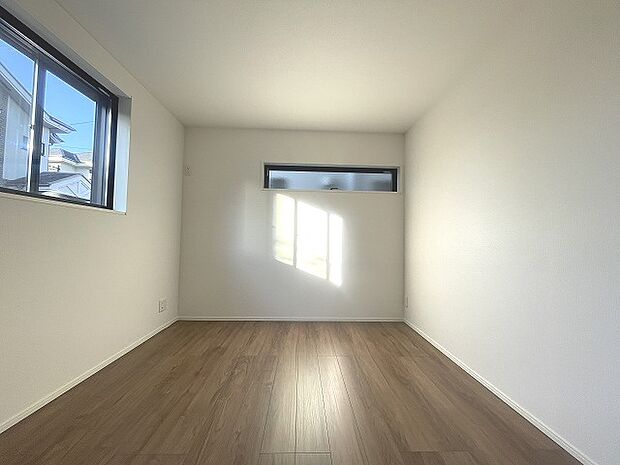 実際に室内をご見学頂くと生活のイメージが広がると思います。家具を置いたイメージや窓からの景色など。周辺で販売に出している物件も一緒にまとめてご見学頂き、比較する事もできます。