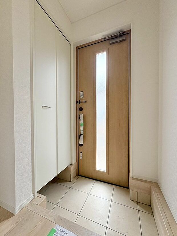 玄関は家の第一印象を左右する重要な場所。ほどよい広さとスタイリッシュな色遣いが印象的です。 