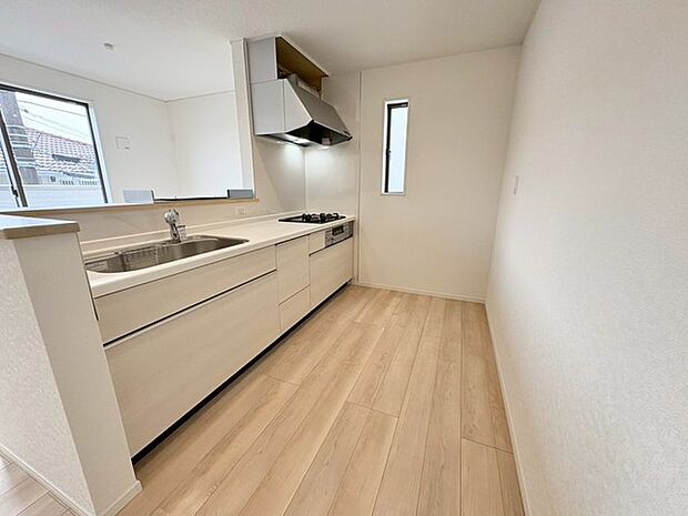 お料理をしながらリビングの家族やゲストとの会話が楽しめるカウンタータイプのキッチン。毎日のお料理を楽しく快適に。 