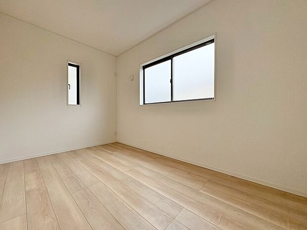 洋室はモダンなデザインと機能性を備え、快適な生活空間に。明るい窓から差し込む自然光が広々とした空間をさらに明るく開放的に感じさせます。  