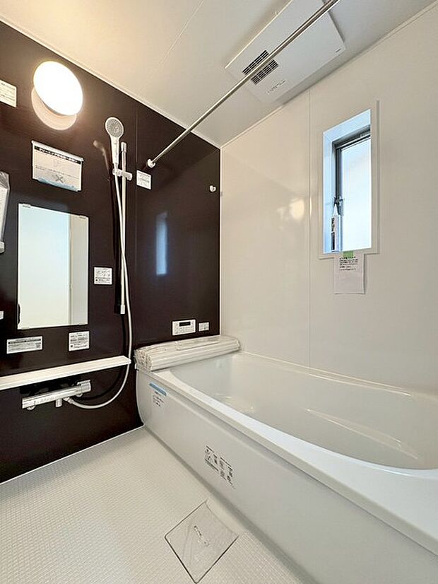 一日の疲れを癒してくれるゆったりとしたバスルームです。