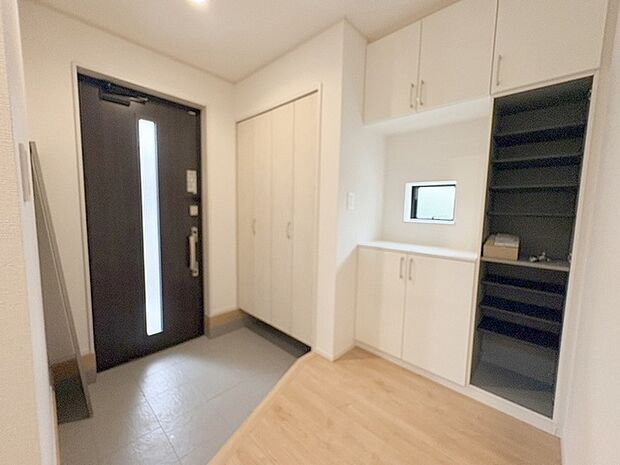 コンパクトながらも、使い勝手の良い玄関スペース。明るいデザインと、収納スペースを効果的に配置することで、使い勝手を最大限に引き出しています。 