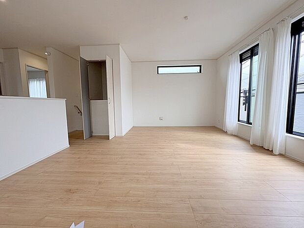 家族の集まるリビングは気持ちの良い自然光が差し込む団欒空間。室内のご見学予約も随時、受付中ですのでお気軽にお問合せください。 