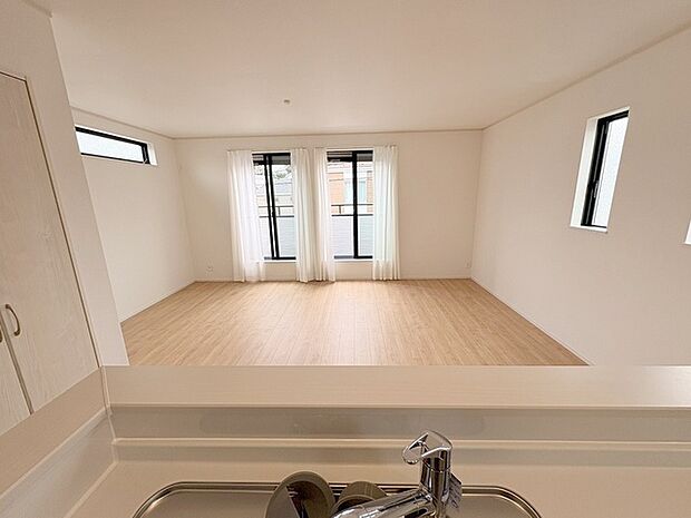 家族が一番集まる場所だから広々としつつも素敵な空間であって欲しい。みんながくつろぐリビングからキッチンまでが一つの空間のように繋がる間取り。 