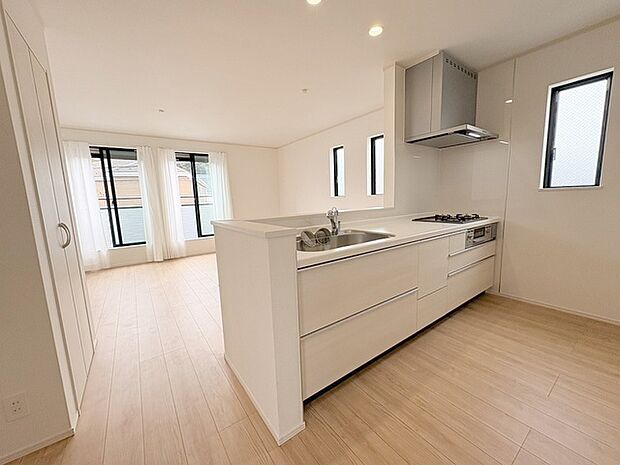 お料理をしながらリビングの家族やゲストとの会話が楽しめるカウンタータイプのキッチン。毎日のお料理を楽しく快適に。 