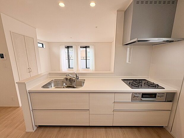 カウンターキッチンならではの開放的な見通し、全体が見渡せることでご家族の団欒スペースもより明るく笑顔が溢れる空間となります。 