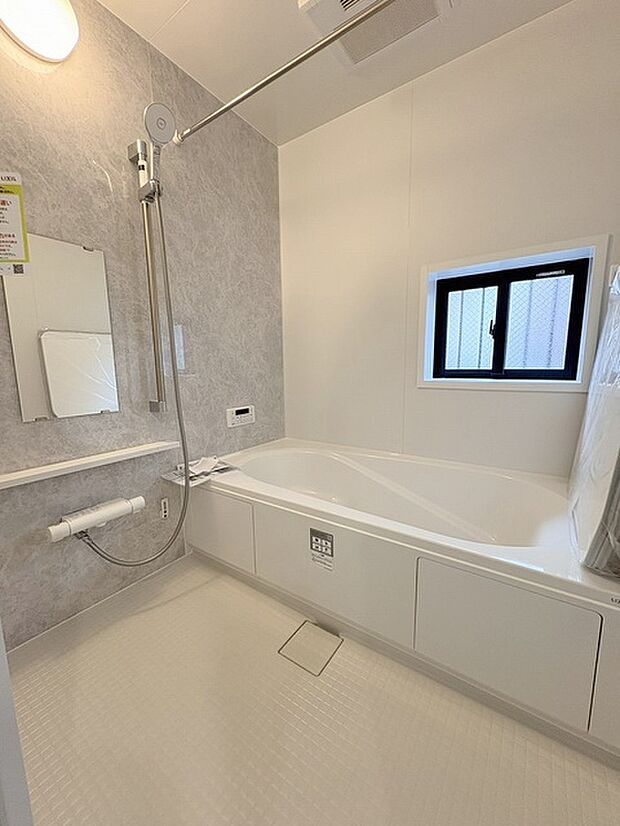 一日の疲れを癒してくれるゆったりとしたバスルームです。 