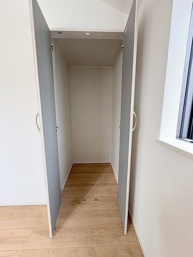 各所に効率的に配置された収納スペースがあり、日常のモノをすっきりと収納できます。 