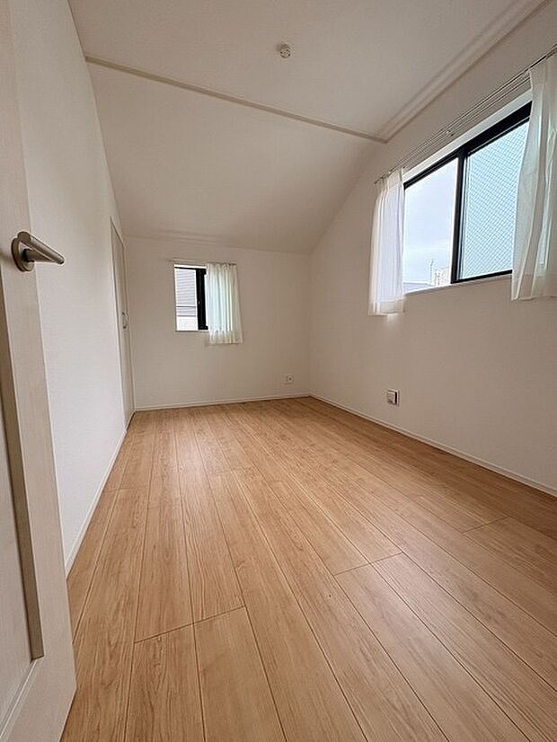 洋室はモダンなデザインと機能性を備え、快適な生活空間に。明るい窓から差し込む自然光が広々とした空間をさらに明るく開放的に感じさせます。  