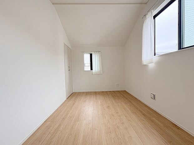 スタイリッシュなデザインと快適な居住性を兼ね備えた洋室。広々とした空間は、自分らしいインテリアを楽しむことができるほか、リラックスした時間を過ごすことができそうです。 