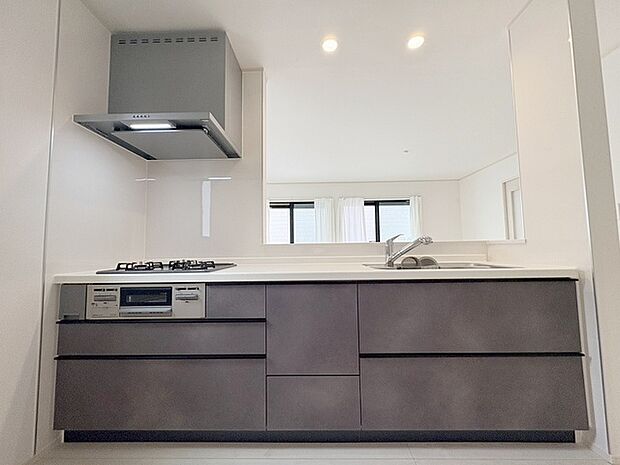 カウンターキッチンならではの開放的な見通し、全体が見渡せることでご家族の団欒スペースもより明るく笑顔が溢れる空間となります。 