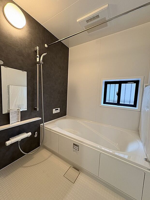 一日の疲れを癒してくれるゆったりとしたバスルームです。 