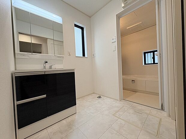 使いやすいタイプの洗面化粧台のあるランドリースペース 