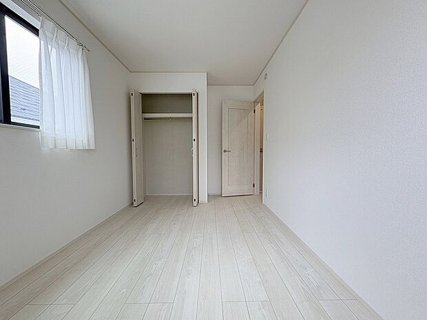 各所に効率的に配置された収納スペースがあり、日常のモノをすっきりと収納できます。 