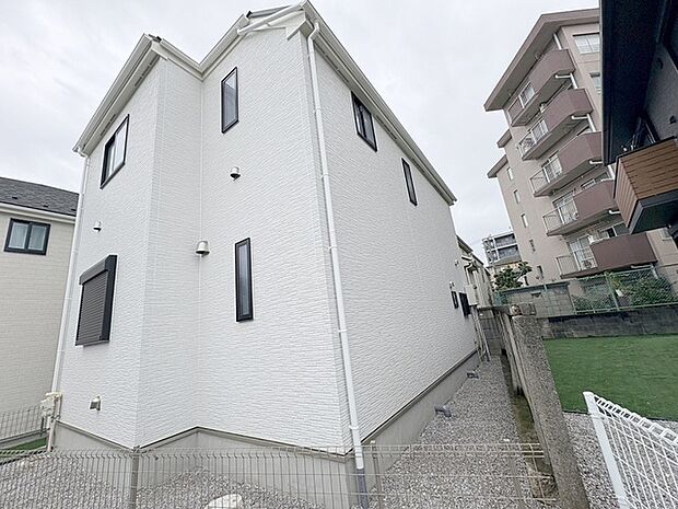 周辺の街並みの中で適度な主張、生活に溶け込むシンプルなデザインの外観が魅力の一戸建です。 