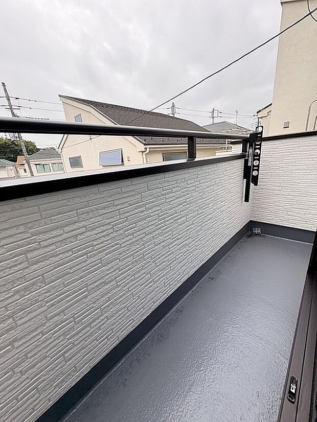 季節の変化や天気の良い日には、バルコニーでの時間が心地よく、気分をリフレッシュさせることができます。 