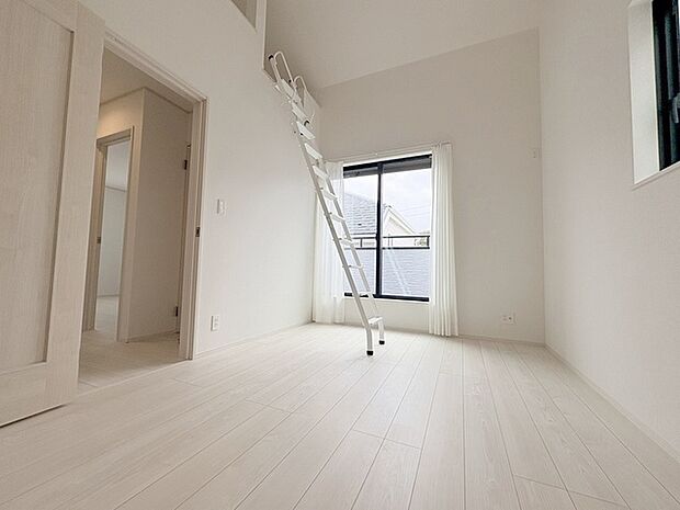 吹抜けの空間を意識した開放感のある間取り。そして上部にロフトを配置。スタイリッシュかつ収納も豊富で長く機能的に住める家を目指して。 