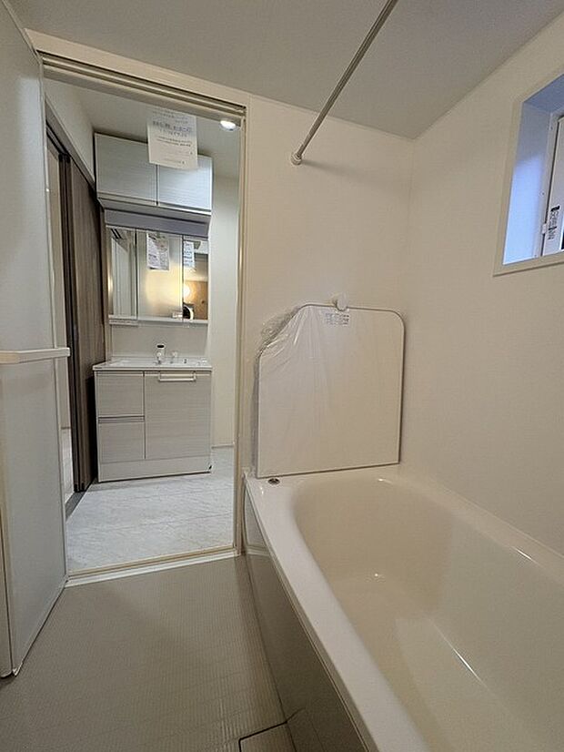 一日の疲れを癒してくれるゆったりとしたバスルームです。 