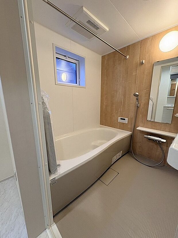 一日の疲れを癒してくれるゆったりとしたバスルームです。 