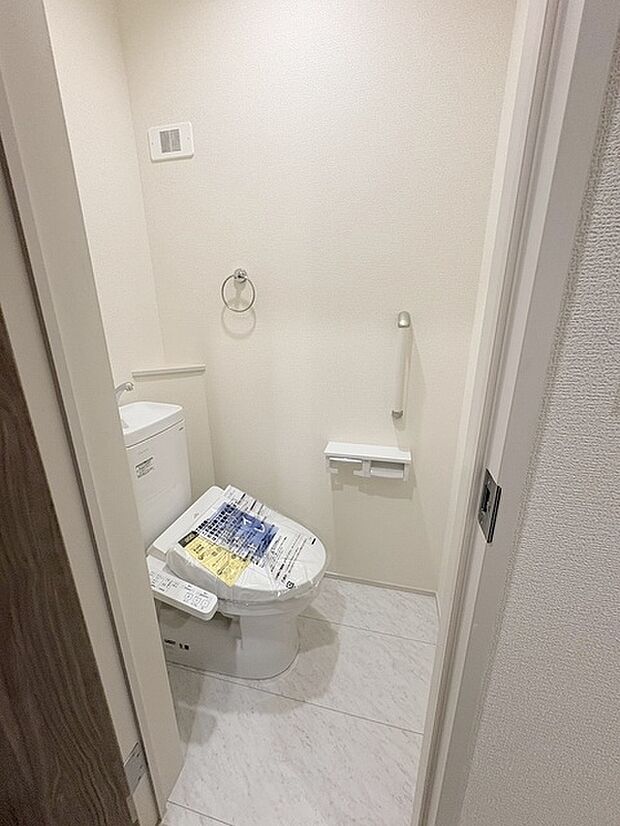 トイレにはウォシュレット機能を標準装備。 