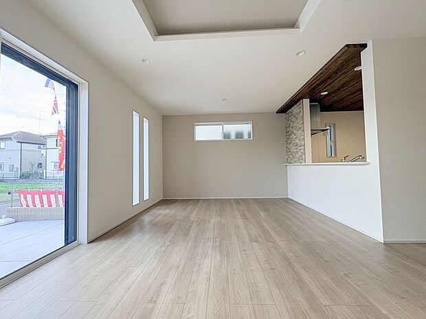 家族が食事するダイニングスペースをキッチンから見渡せる設計に。お料理をしながら家族とのコミュニケーションが増えそうな予感。 