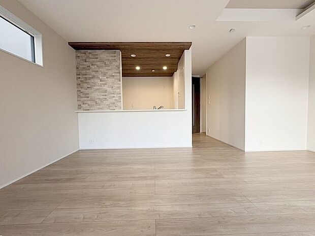 カウンターキッチンならではの開放的な見通し、全体が見渡せることでご家族の団欒スペースもより明るく笑顔が溢れる空間となります。 