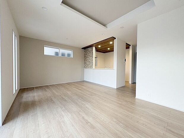 家族の集まるリビングは気持ちの良い自然光が差し込む団欒空間。室内のご見学予約も随時、受付中ですのでお気軽にお問合せください。 