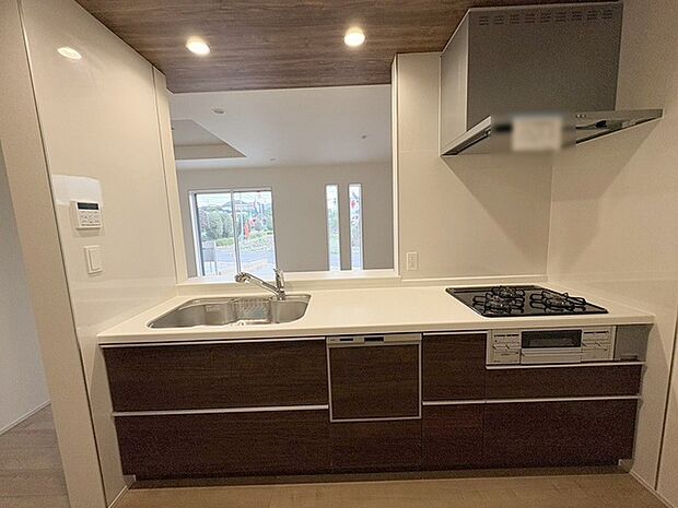 カウンターキッチンは、キッチン側とリビング側に分かれてお店間隔でのお食事も可能！！ お休みの日には、いろいろな楽しみ方を家族みんなでお楽しみください 