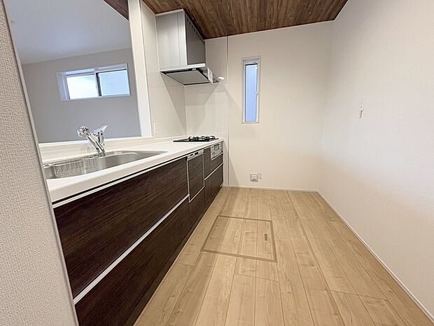 キッチンコンロスペースの近くには、空気の入れ替えが可能な開口部を設置！！ お料理をする際には、換気扇を回しながら匂いが籠らない様に開放してお料理もお楽しみ頂けます。 