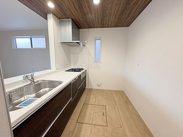 キッチンコンロスペースの近くには、空気の入れ替えが可能な開口部を設置！！ お料理をする際には、換気扇を回しながら匂いが籠らない様に開放してお料理もお楽しみ頂けます。 