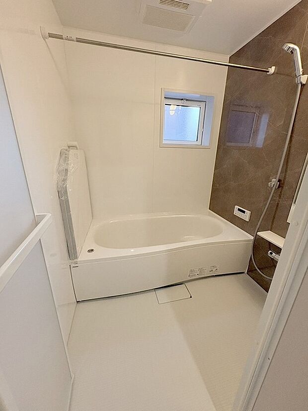 一日の疲れを癒してくれるゆったりとしたバスルームです。 