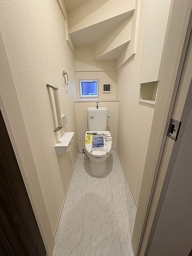 階段下を有効活用したトイレスペース。 便座はもちろんウォシュレット。  