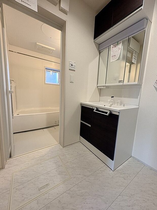 使いやすいタイプの洗面化粧台のあるランドリースペース 