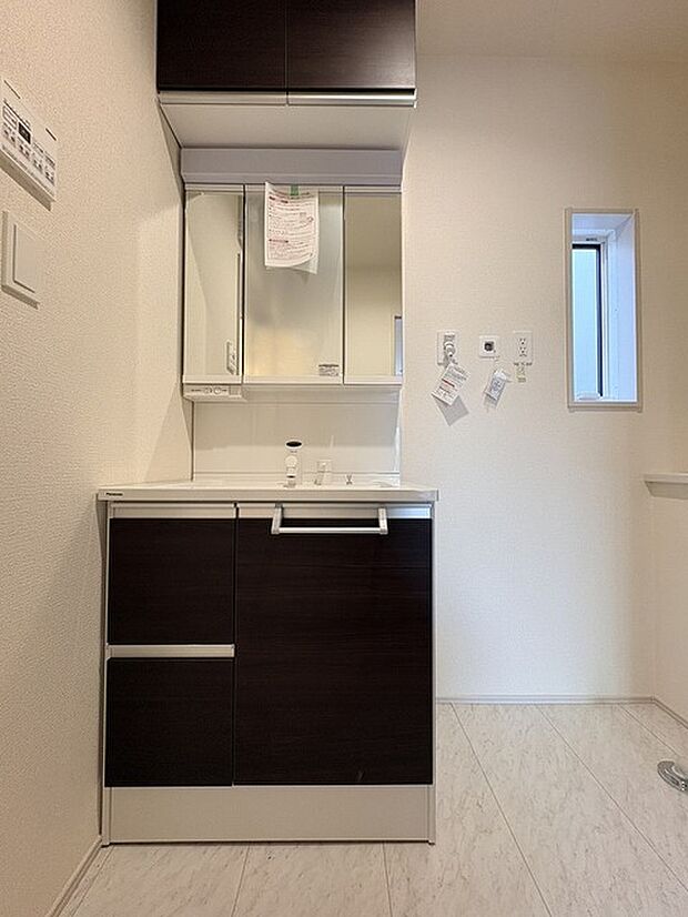 三面鏡に洗面台。 コンセントに照明機能、多機能性を備えた設備です。  