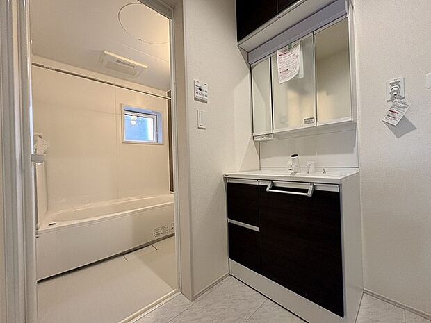 使いやすいタイプの洗面化粧台のあるランドリースペース 