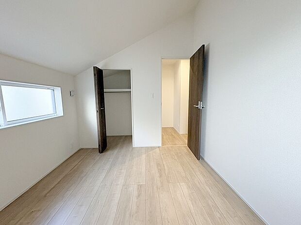 各所に効率的に配置された収納スペースがあり、日常のモノをすっきりと収納できます。 