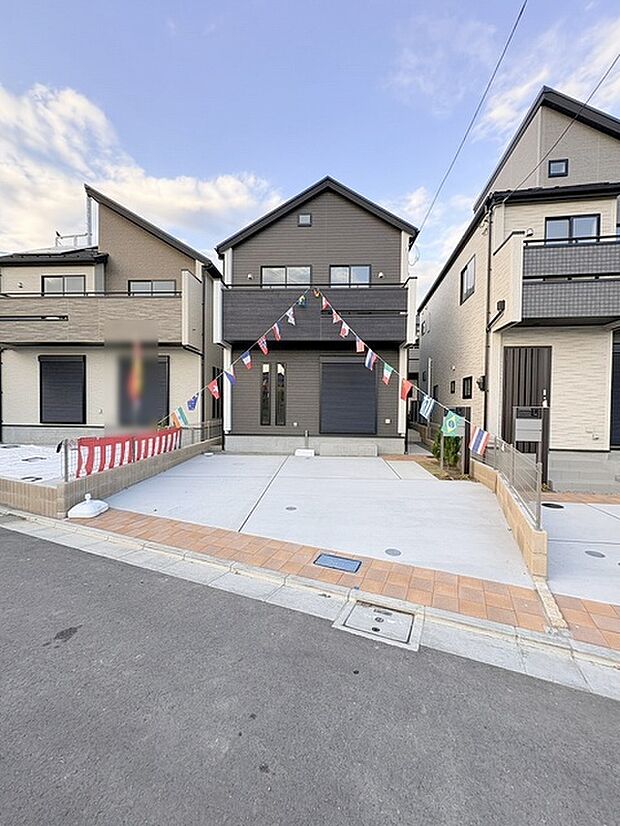 周辺の街並みの中で適度な主張、生活に溶け込むシンプルなデザインの外観が魅力の一戸建です。 