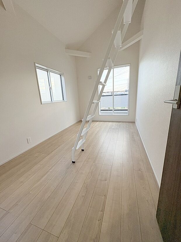 吹抜けの空間を意識した開放感のある間取り。そして上部にロフトを配置。スタイリッシュかつ収納も豊富で長く機能的に住める家を目指して。 