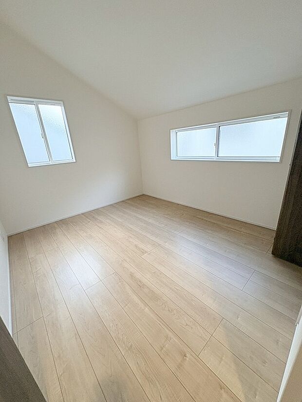 スタイリッシュなデザインと快適な居住性を兼ね備えた洋室。広々とした空間は、自分らしいインテリアを楽しむことができるほか、リラックスした時間を過ごすことができそうです。 