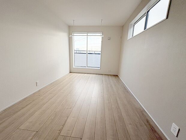 スマートなデザインと賢い収納が生活を快適にします。広々とした雰囲気を演出する工夫が施され、生活空間の魅力を引き出します。  